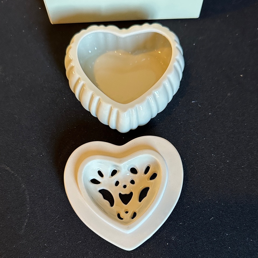 Lenox Ivory Heart-Shaped Porcelain Trinket Box - Picture 2 of 4